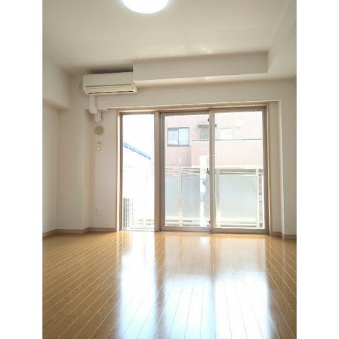 居室・リビング　バルコニー付きの洋室♪