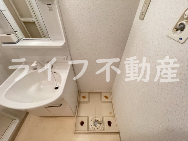 洗面設備　ゆったりとスペースのある洗面所