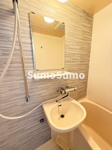 洗面設備　明るい洗面所です