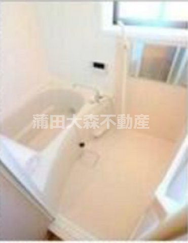 バス・シャワールーム　窓と追焚付きのバスルーム　お風呂