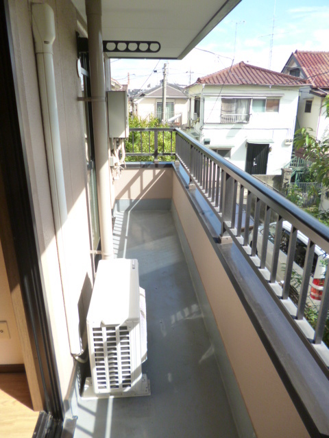 バルコニー　日差しの差し込む明るいバルコニー