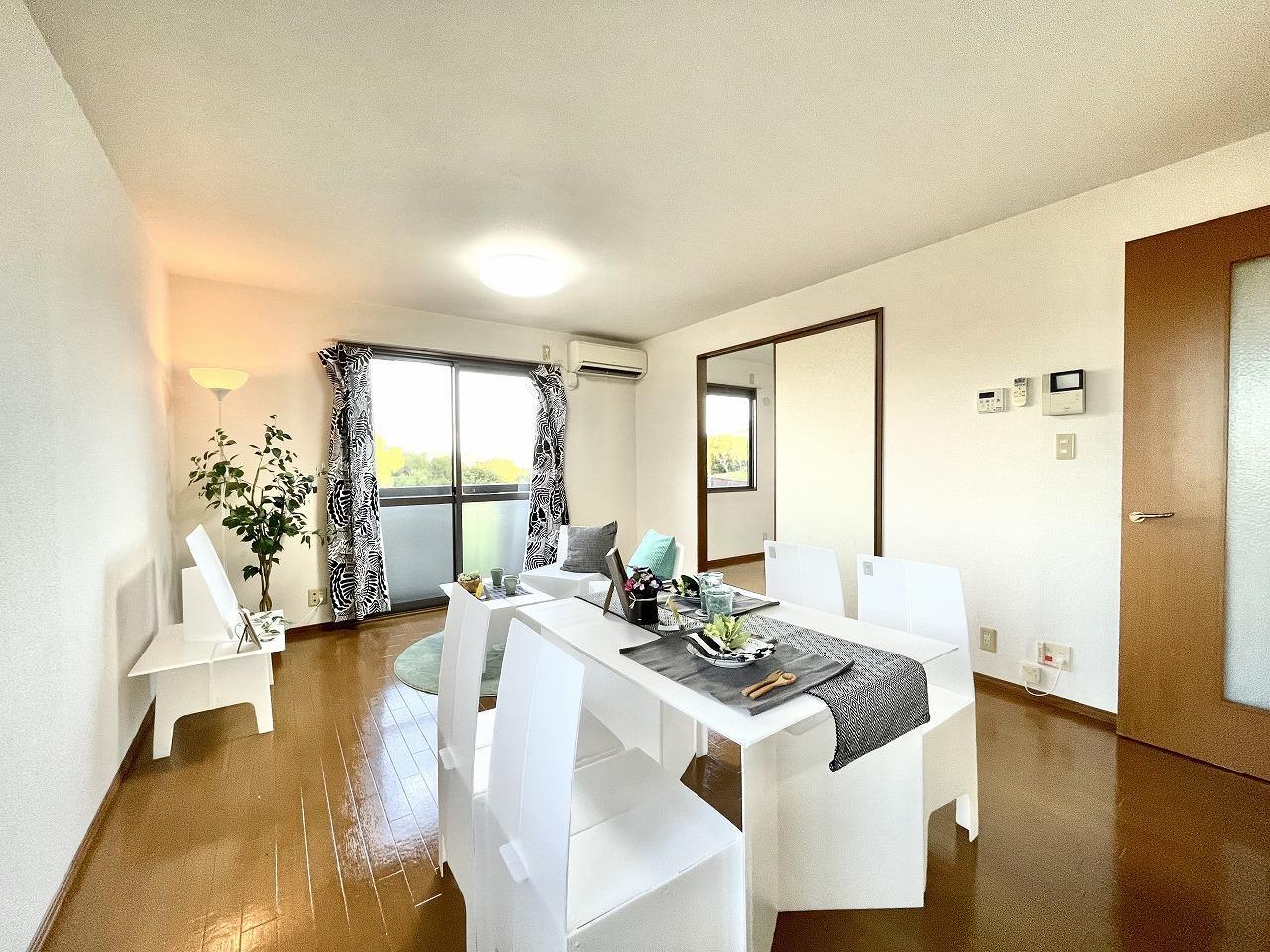 居室・リビング　201号室の写真です。