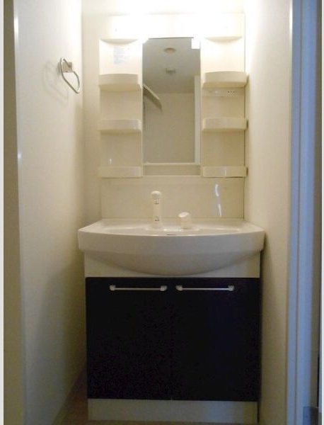 洗面設備　※写真は同じマンションの違う部屋のものになります。