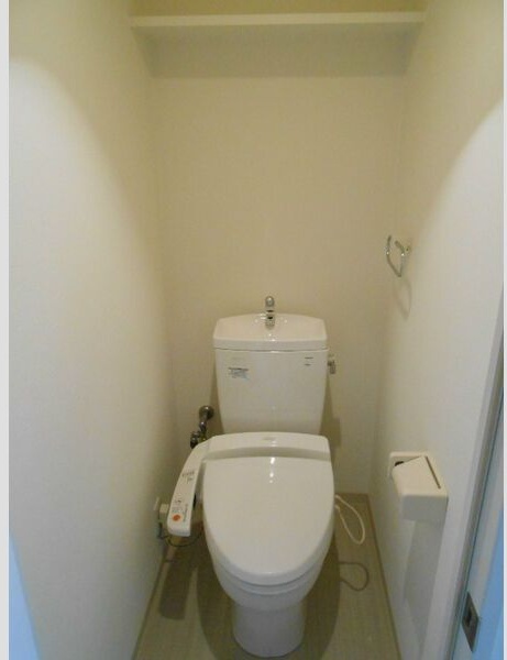 トイレ　※写真は同じマンションの違う部屋のものになります。