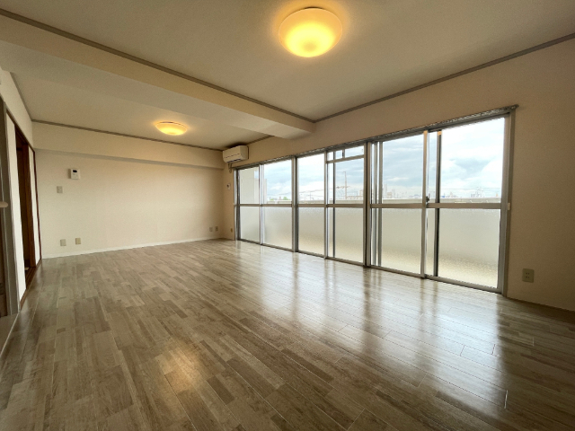 居室・リビング　広々とした１８帖リビングです