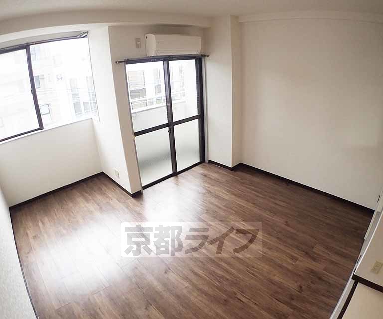 居室・リビング　フローリングがとてもきれいです。