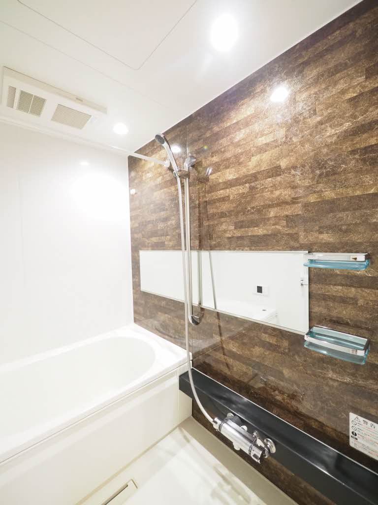 バス・シャワールーム　浴室乾燥機付きの浴室です。