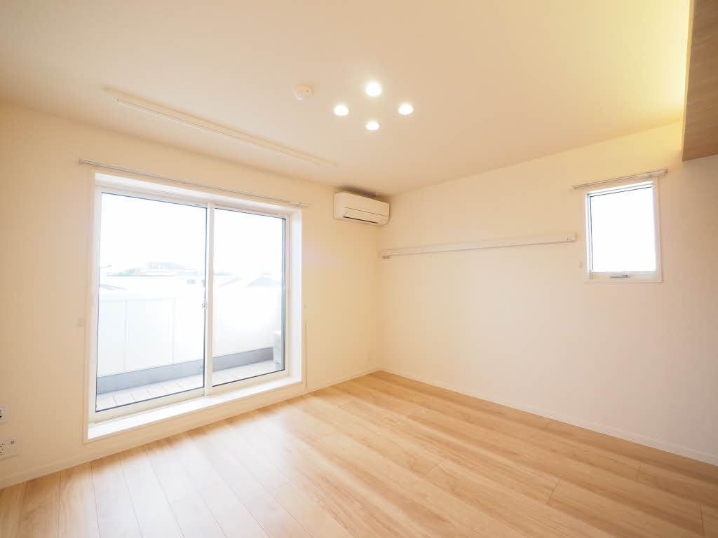 居室・リビング　ダウンライト付きのお部屋です。