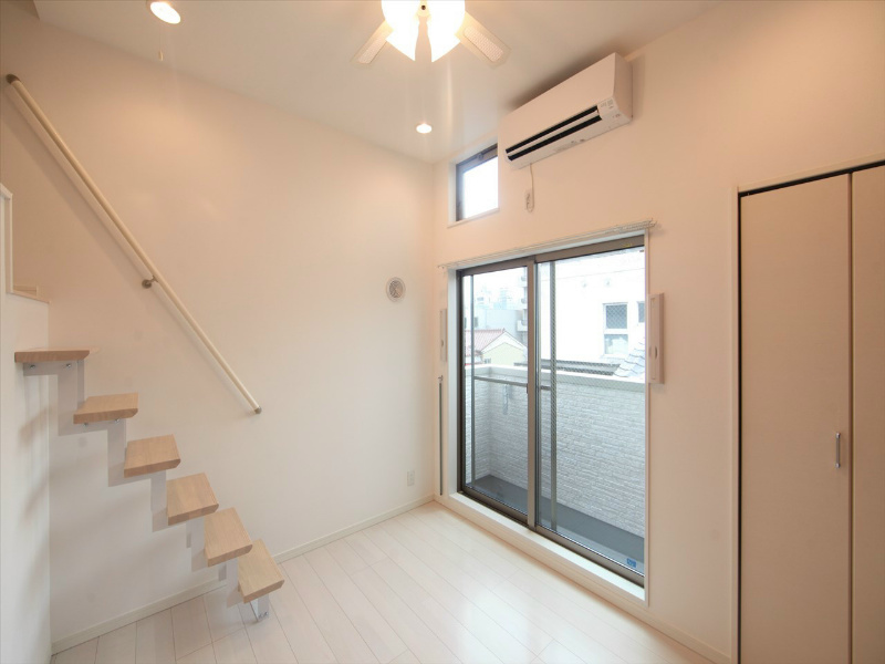 バルコニー　洋室5.6帖　ロフト5.5帖（収納にも寝室にも使えます）