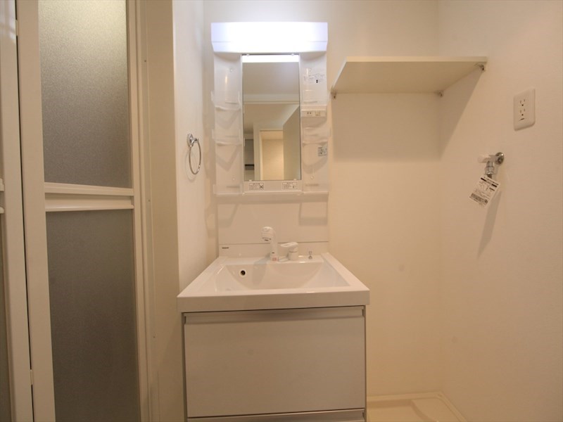 洗面設備　脱衣所　独立洗面台（シャンプードレッサー付）収納スペース有