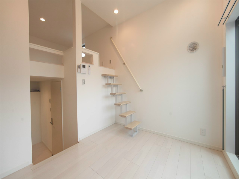 居室・リビング　洋室5.6帖　ロフト5.5帖（収納にも寝室にも使えます）