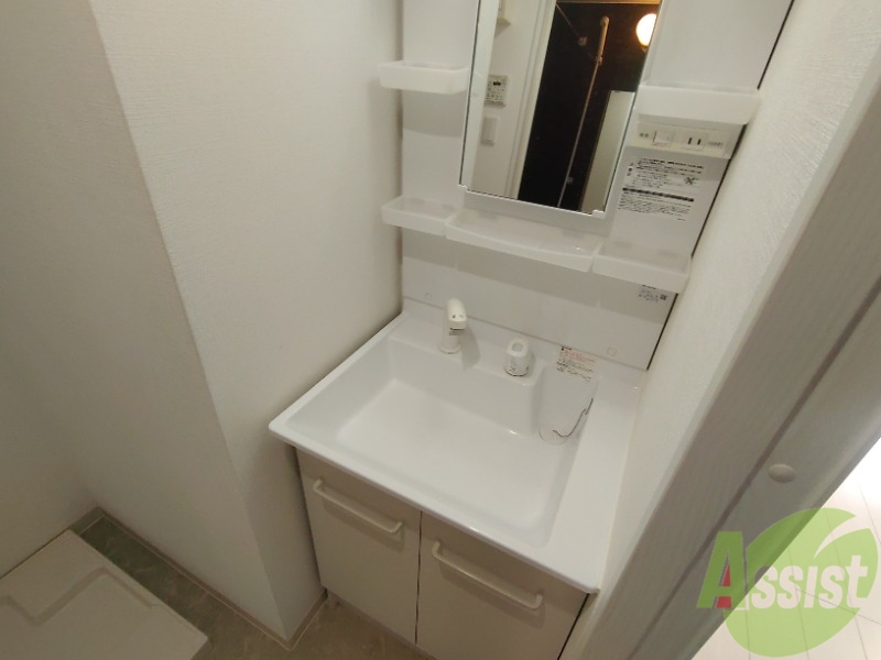 洗面設備　シャワー付の洗面台なので身だしなみを整えるのに便利です！