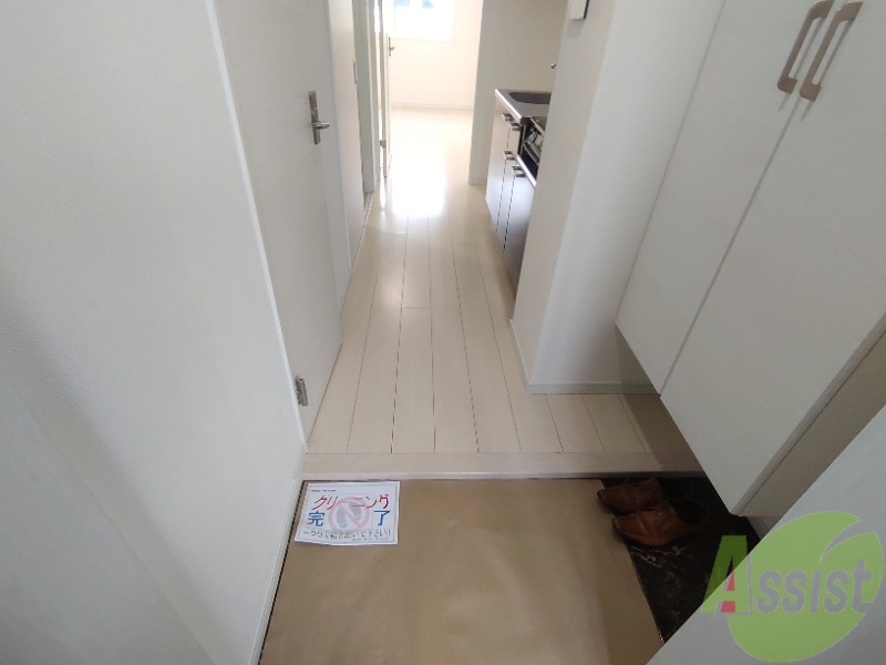 玄関　玄関の様子です。右側にシューズボックスがあります！