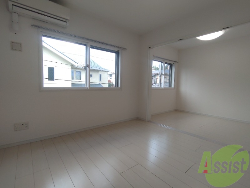 居室・リビング　７帖のお部屋です。窓から日差しも入り明るいです。