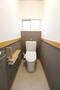 トイレ　落ち着いた色調のトイレです