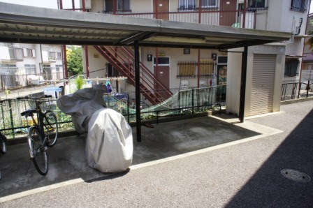 その他共有部分　敷地の奥には屋根つき駐輪場があります。