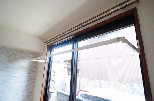 居室・リビング　折り畳み式の室内物干しを設置