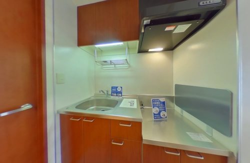 キッチン　木目調のパネルのキッチン！上下に収納を設置。