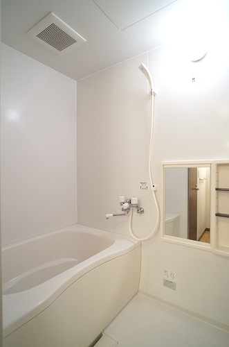 バス・シャワールーム　広めの浴槽となっておりますのでゆっくりお風呂に！