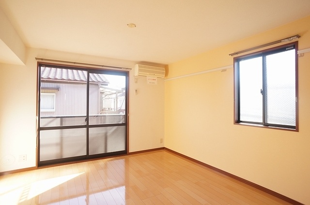 居室・リビング　壁には化粧幕板を設置、小物やお洋服を掛けたり。