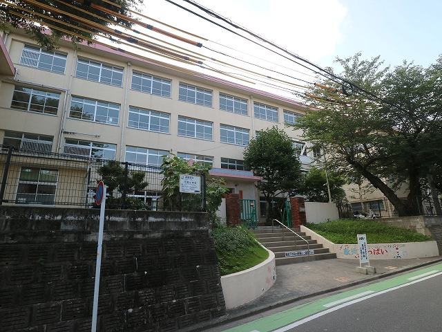 小学校　福岡市立平尾小学校（小学校）まで583m