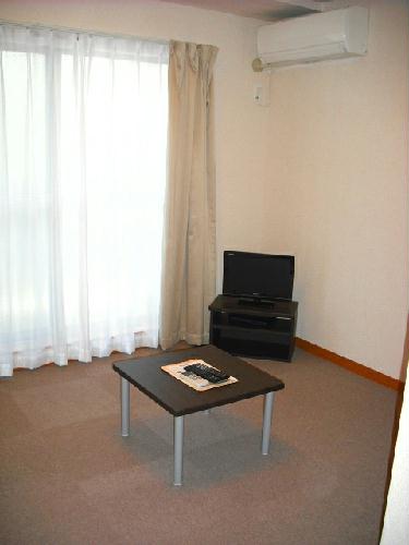 居室・リビング　床はカーペット使用です