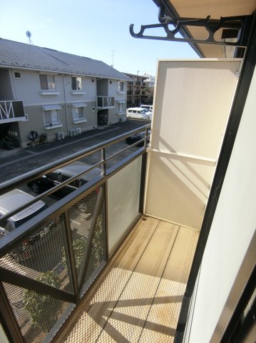 バルコニー　バルコニーは南東向きで陽当たり・風通し良好！2部屋から出入り