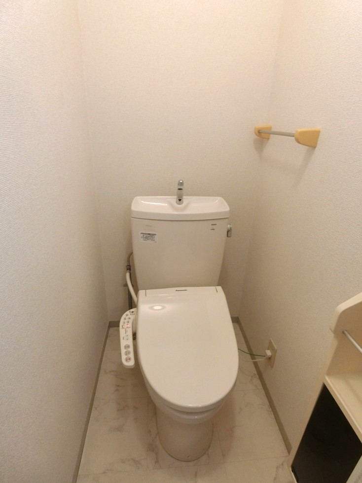 トイレ　トイレは温水洗浄便座付き♪人気のバストイレ別です♪小物を置け