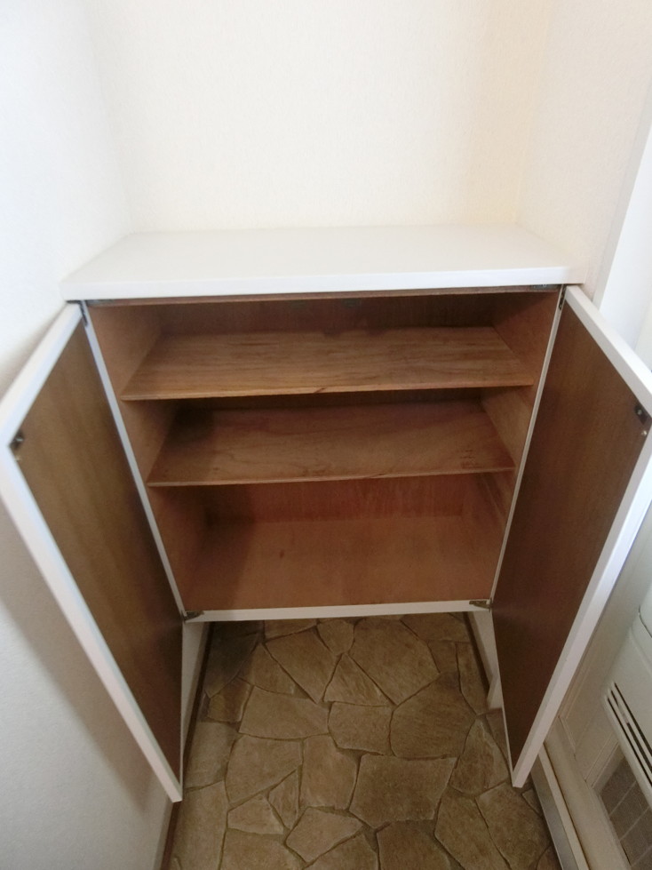 玄関　シューズボックス付きで玄関すっきり片付きます！上に写真やかわ