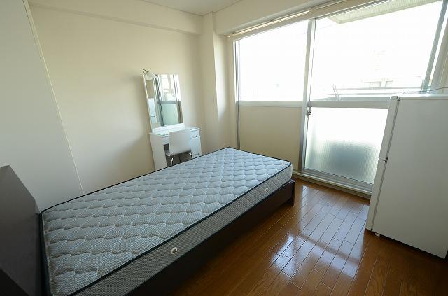 居室・リビング　床色が落ち着いた色合いで綺麗です♪