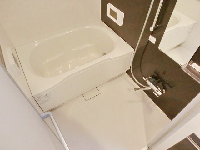 バス・シャワールーム　★テレビも備えついた追い焚き搭載バス★