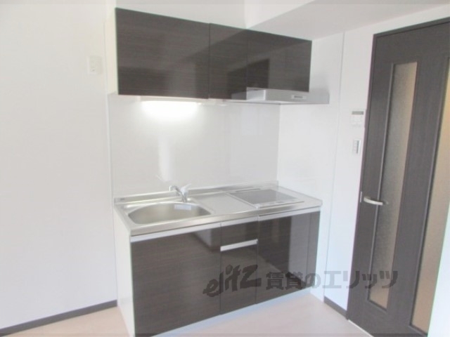 キッチン　換気扇・上部収納もついています。