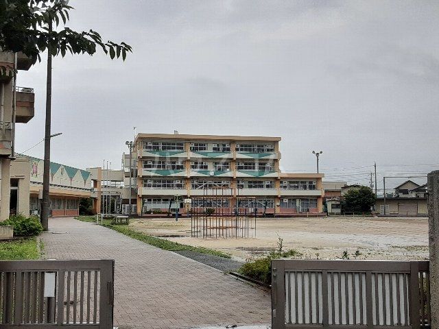 小学校　加須市立加須小学校（小学校）まで590m