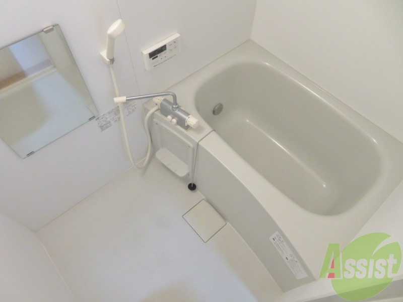 バス・シャワールーム　バスルームは狭すぎず、シャワーも浴びやすそうです。