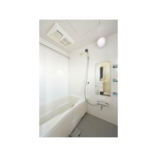 バス・シャワールーム　同タイプの別部屋の写真です。