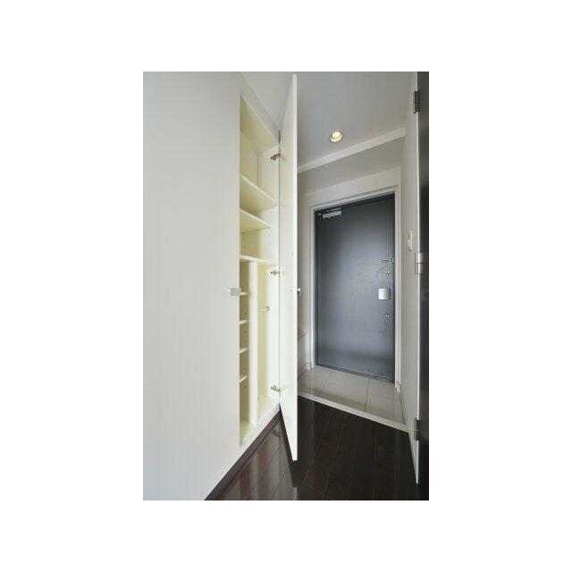 玄関　同タイプの別部屋の写真です。