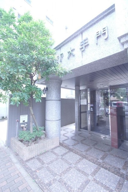 エントランス　【エントランス（外）】オートロック