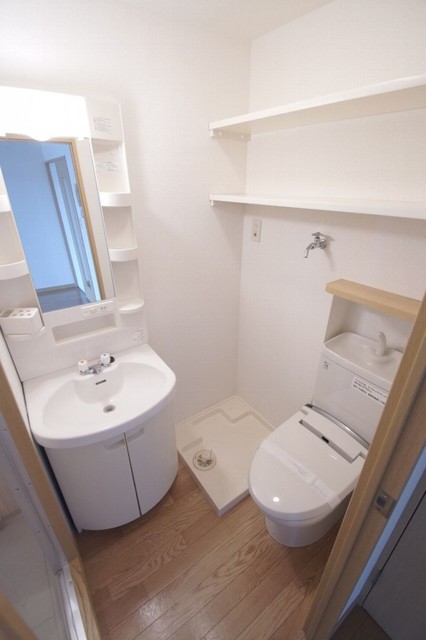 トイレ　【ランドリースペース】温水洗浄便座、室内洗濯機置場、洗面化粧