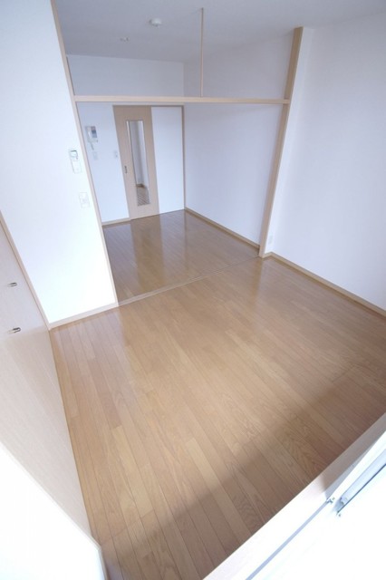 居室・リビング　【洋室】洋室＊バルコニー側から