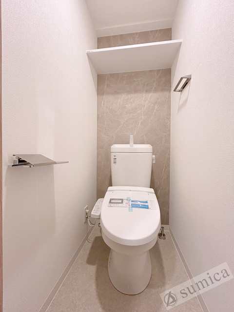 トイレ　人気アイテムの温水洗浄便座。清潔感のあるトイレです。