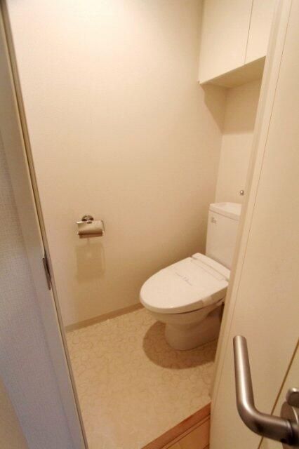 トイレ　落ち着いた色調のトイレです