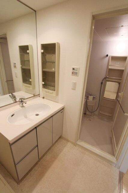 洗面設備　スペースが確保できる洗面所です