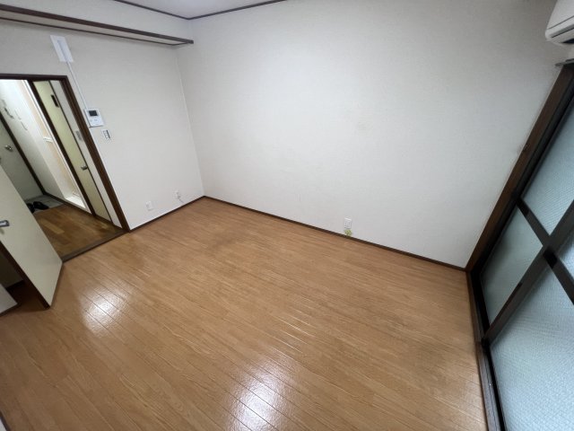 居室・リビング　エアコン付きで快適に過ごせます♪