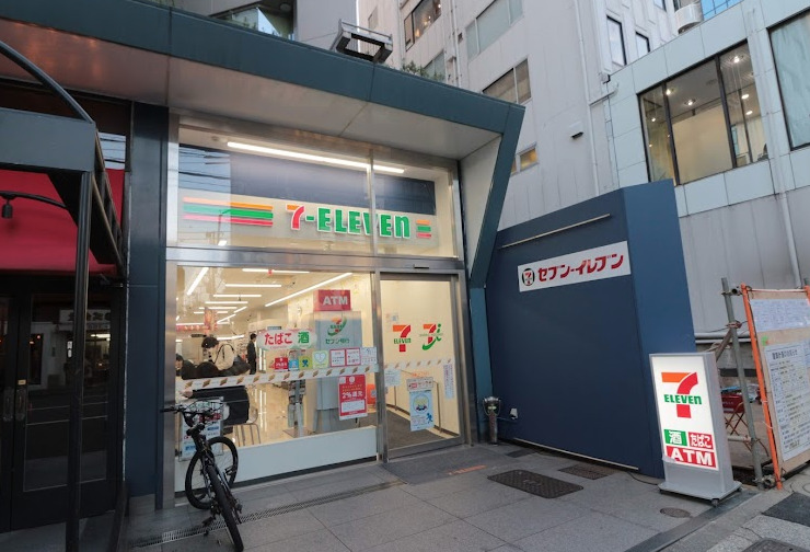 コンビニ　セブン-イレブン 南青山５丁目店（コンビニ）まで319m