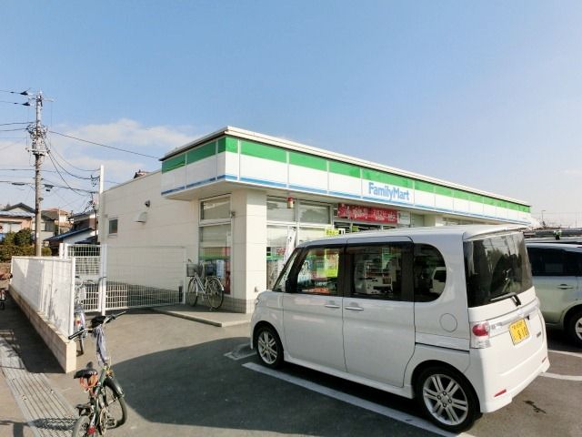 コンビニ　ファミリーマート（コンビニ）まで821m