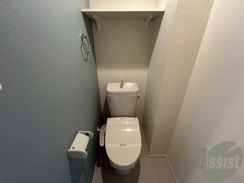 トイレ　棚があり、トイレットペーパーなどのストックも可能です。