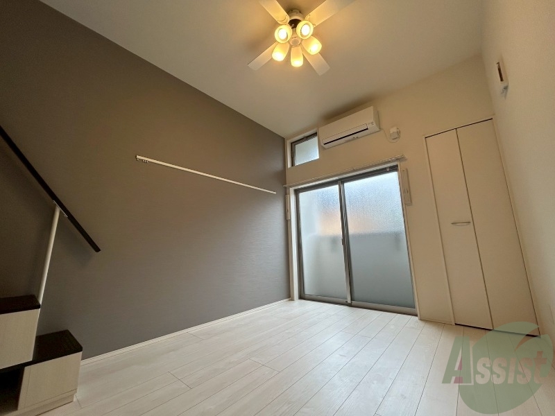 居室・リビング　６．４帖の洋室です。明るい雰囲気のあるお部屋です。