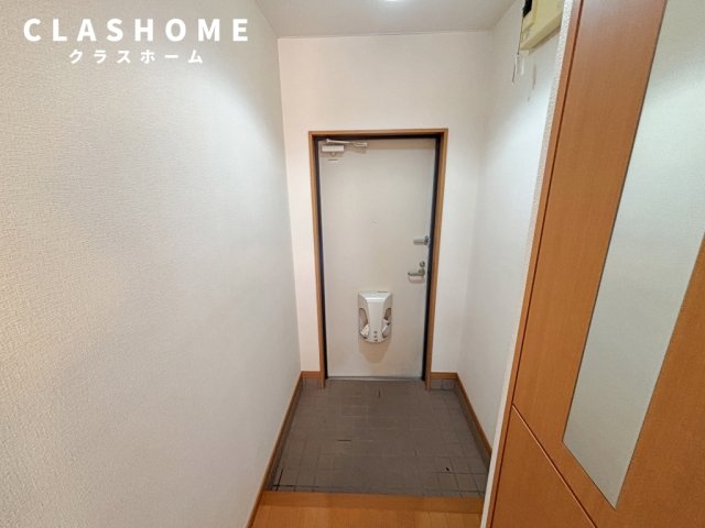 玄関　同物件の別部屋になります。