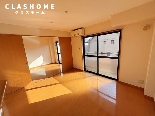 居室・リビング　同物件の別部屋になります。