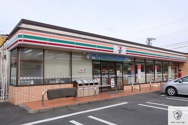 コンビニ　セブンイレブン（コンビニ）まで250m